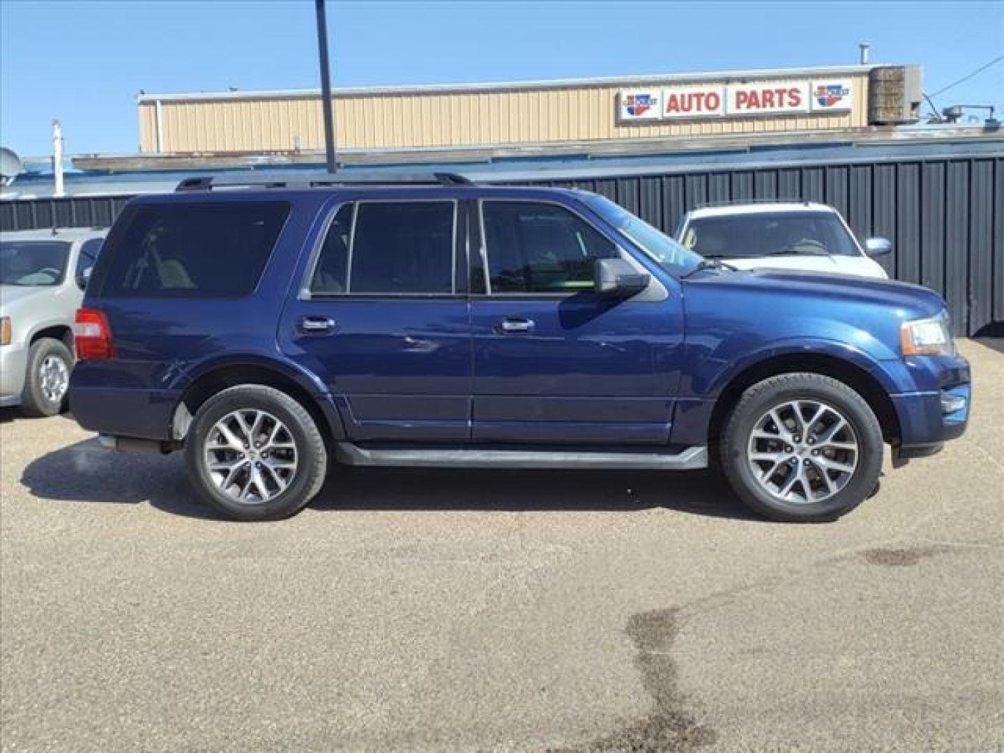 2017 Blue Jeans Ford Expedition XLT (1FMJU1HT4HE) with an 3.5L EcoBoost 3.5L Twin Turbo V6 365hp 420ft. lbs. Direct Injection engine, 6-Speed Shiftable Automatic transmission, located at 1401 N. Hobart, Pampa, TX, 79065, (806) 665-9872, 35.549953, -100.975098 - Photo#2