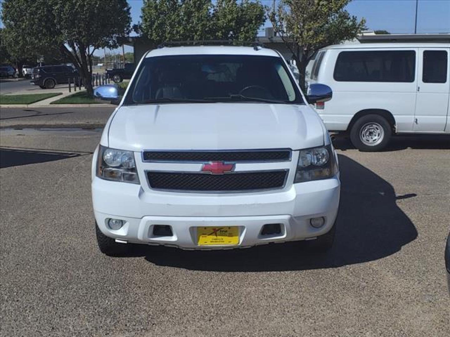 2013 Summit White Chevrolet Suburban LT (1GNSCJE07DR) with an 5.3L Vortec Iron Block 5.3L Flex Fuel V8 320hp 335ft. lbs. Sequential-Port F.I. engine, 6-Speed Shiftable Automatic transmission, located at 1401 N. Hobart, Pampa, TX, 79065, (806) 665-9872, 35.549953, -100.975098 - Photo#1