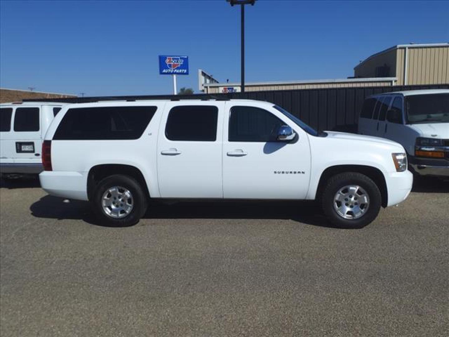 2013 Summit White Chevrolet Suburban LT (1GNSCJE07DR) with an 5.3L Vortec Iron Block 5.3L Flex Fuel V8 320hp 335ft. lbs. Sequential-Port F.I. engine, 6-Speed Shiftable Automatic transmission, located at 1401 N. Hobart, Pampa, TX, 79065, (806) 665-9872, 35.549953, -100.975098 - Photo#2