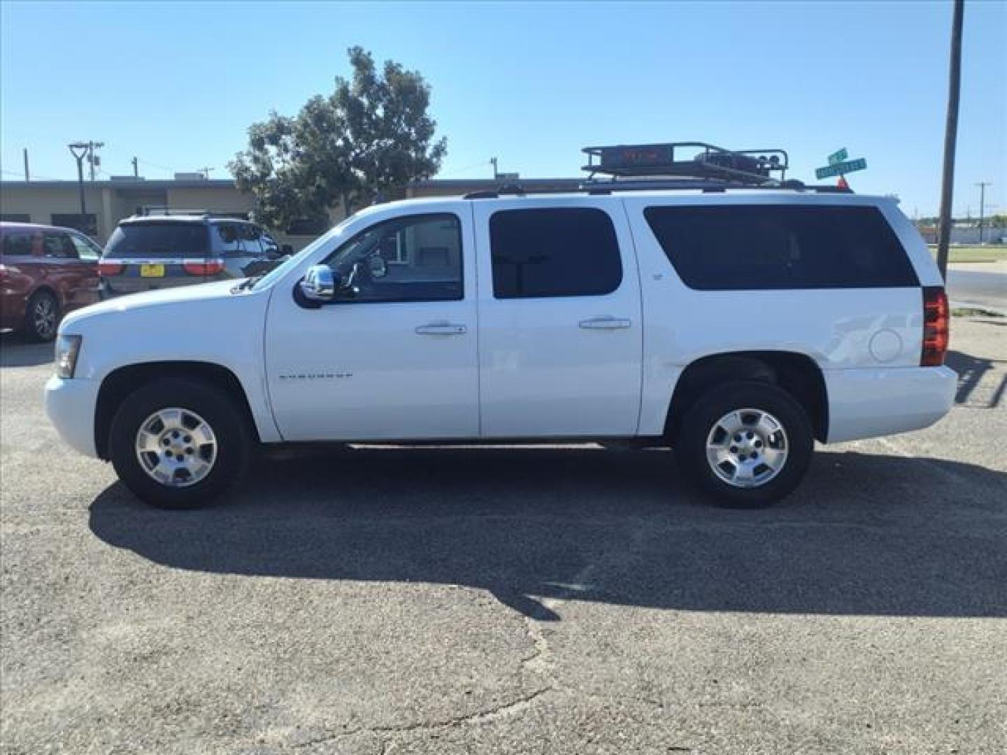 2013 Summit White Chevrolet Suburban LT (1GNSCJE07DR) with an 5.3L Vortec Iron Block 5.3L Flex Fuel V8 320hp 335ft. lbs. Sequential-Port F.I. engine, 6-Speed Shiftable Automatic transmission, located at 1401 N. Hobart, Pampa, TX, 79065, (806) 665-9872, 35.549953, -100.975098 - Photo#4