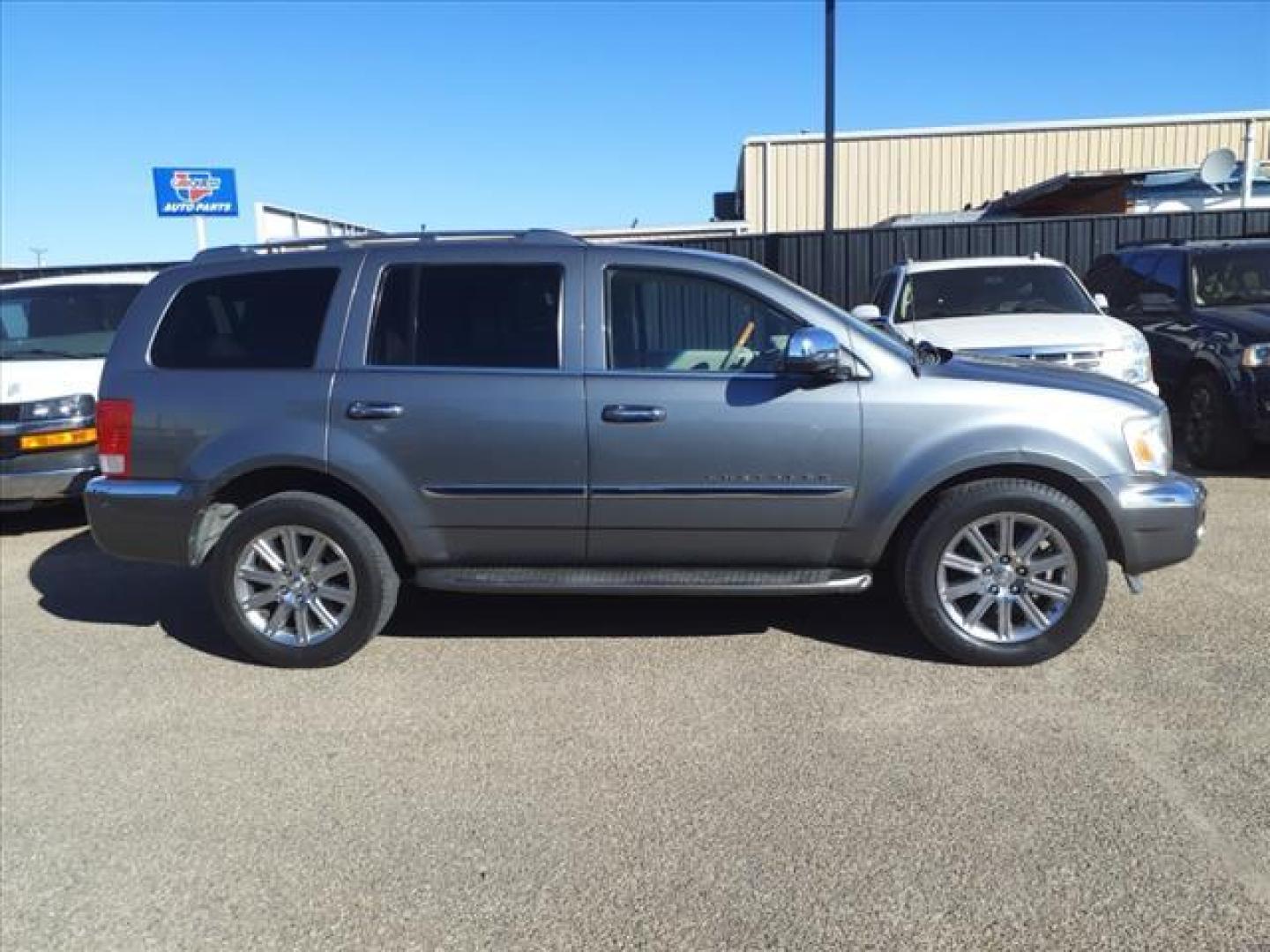 2008 Mineral Gray Metallic Clearcoat Chrysler Aspen Limited (1A8HW58278F) with an 5.7L 5.7L V8 335hp 370ft. lbs. Sequential Multiport Fuel Injection engine, 5-Speed Automatic transmission, located at 1401 N. Hobart, Pampa, TX, 79065, (806) 665-9872, 35.549953, -100.975098 - Photo#2