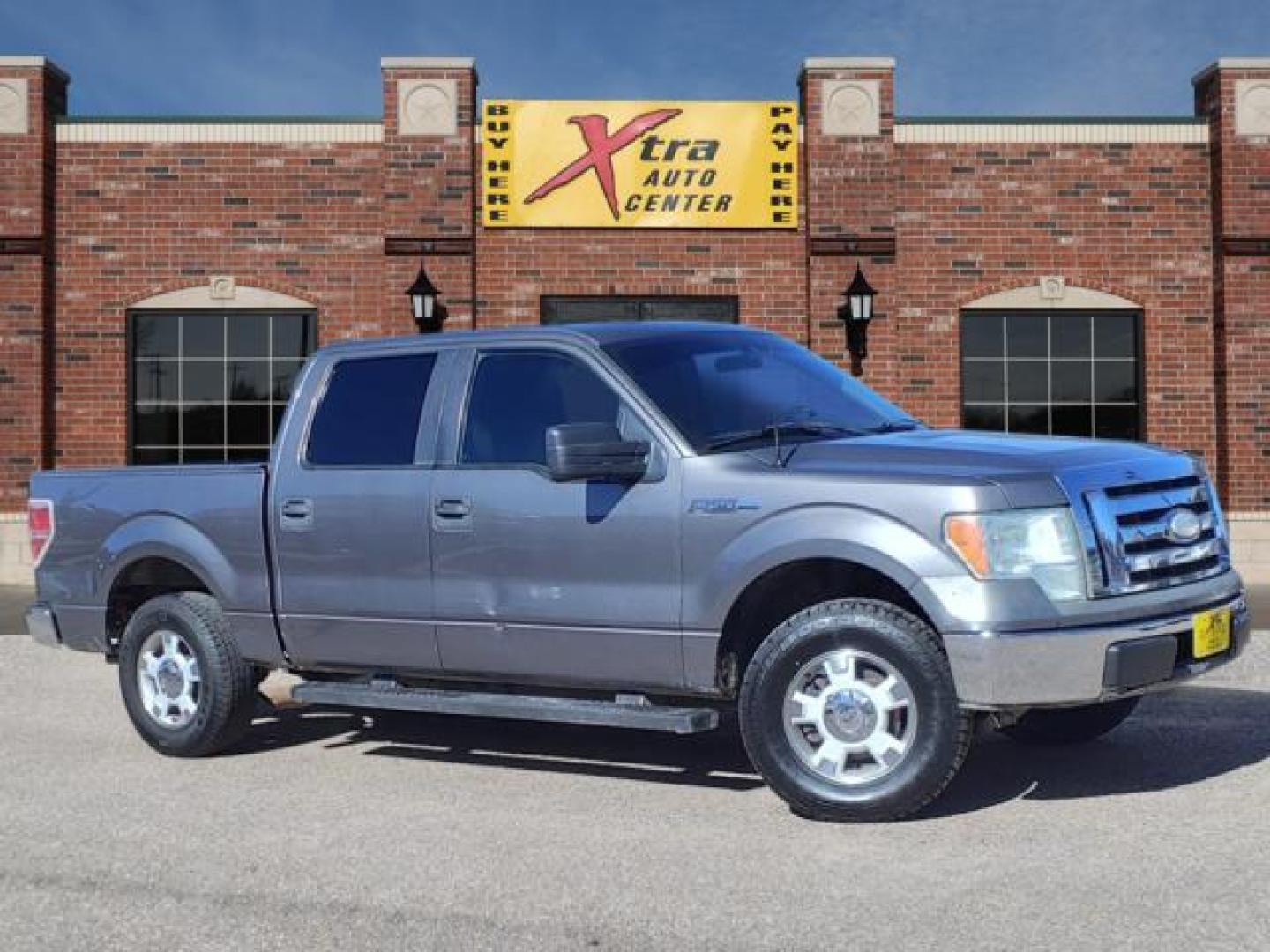 2009 Sterling Grey Clearcoat Metallic Uj Ford F-150 XLT (1FTRW12809F) with an 4.6L 4.6L 3V V8 292hp 320ft. lbs. Sequential Multiport Fuel Injection engine, 6-Speed Automatic transmission, located at 1401 N. Hobart, Pampa, TX, 79065, (806) 665-9872, 35.549953, -100.975098 - Photo#0