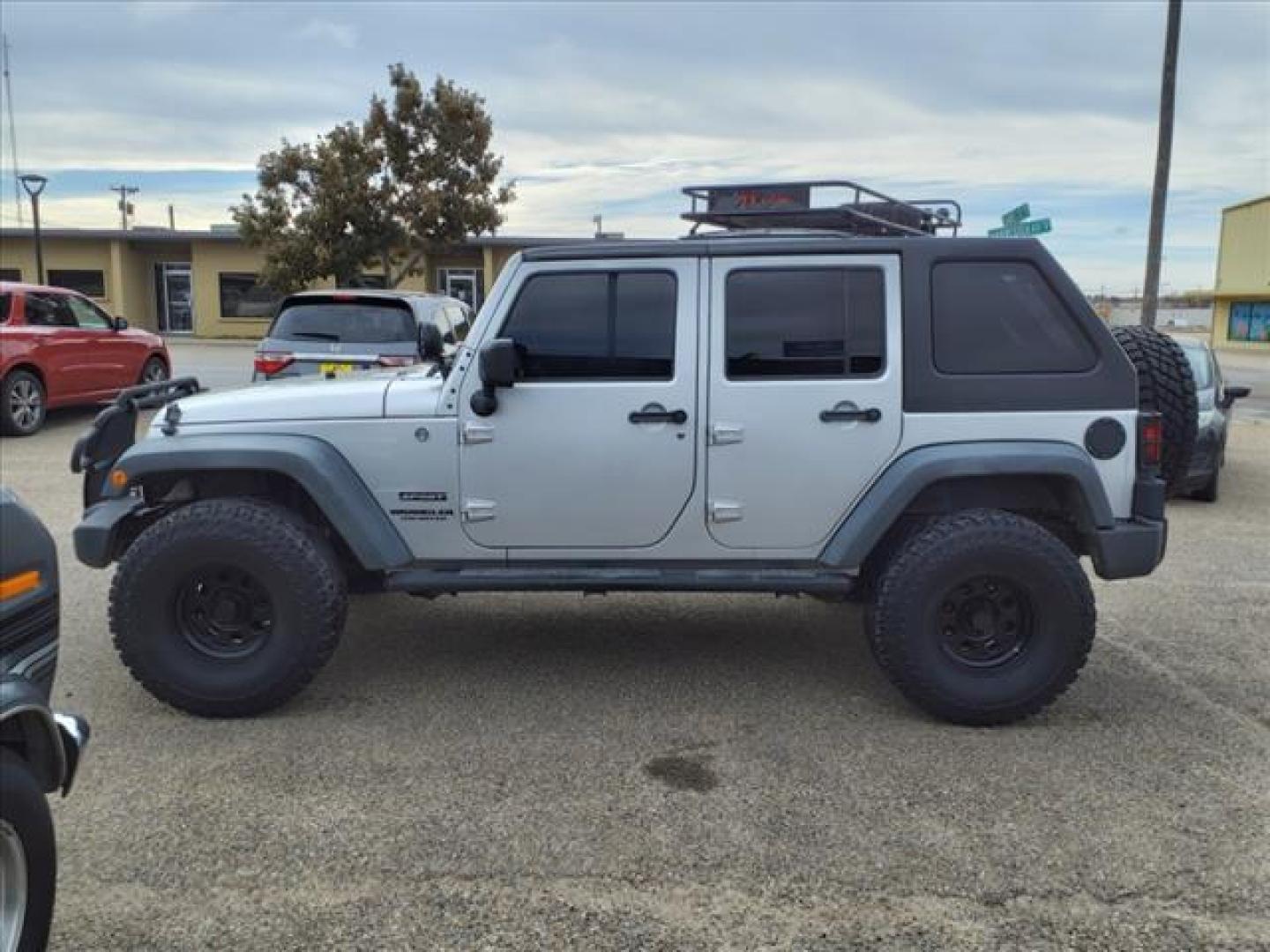 2012 Bright Silver Metallic Clear Coat Ps2 Jeep Wrangler Unlimited Sport (1C4BJWDG7CL) with an 3.6L 3.6L V6 285hp 260ft. lbs. Sequential Multiport Fuel Injection engine, 6-Speed Manual transmission, located at 1401 N. Hobart, Pampa, TX, 79065, (806) 665-9872, 35.549953, -100.975098 - Photo#4