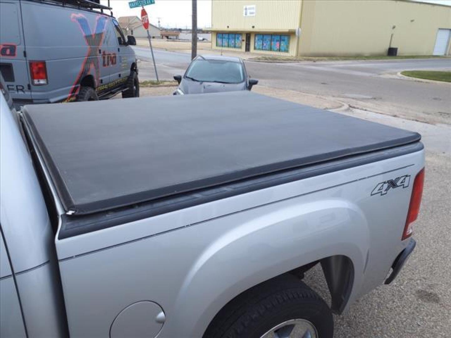 2011 Pure Silver Metallic Ggz GMC Sierra 1500 SLE (3GTP2VE35BG) with an 5.3L Vortec 5.3L Flex Fuel V8 315hp 335ft. lbs. Sequential-Port F.I. engine, 6-Speed Shiftable Automatic transmission, located at 1401 N. Hobart, Pampa, TX, 79065, (806) 665-9872, 35.549953, -100.975098 - Photo#5