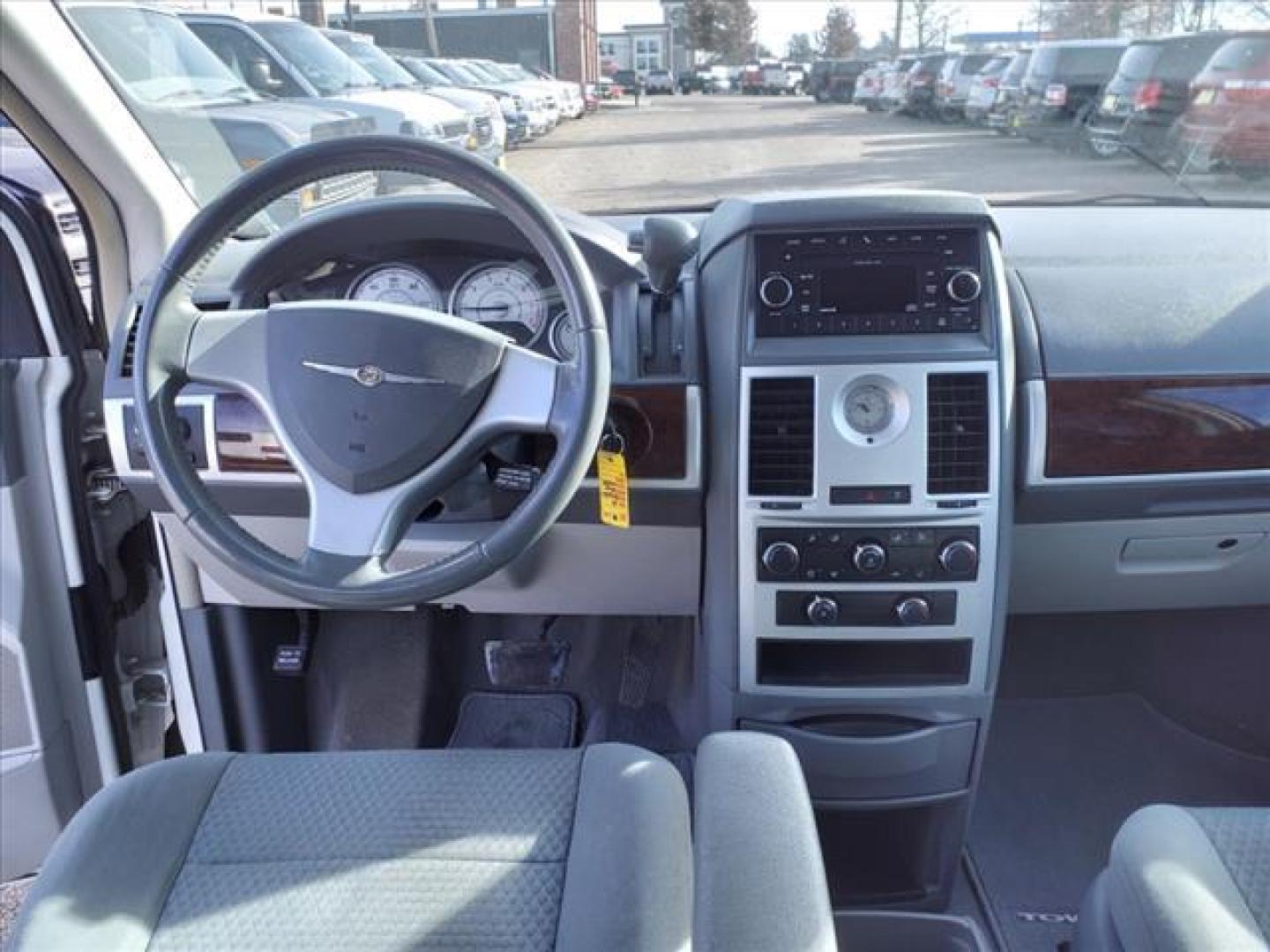 2010 Stone White Clear Coat Pw1 Chrysler Town and Country Touring (2A4RR5D1XAR) with an 3.8L 3.8L V6 197hp 230ft. lbs. Sequential Multiport Fuel Injection engine, 6-Speed Shiftable Automatic transmission, located at 1401 N. Hobart, Pampa, TX, 79065, (806) 665-9872, 35.549953, -100.975098 - Photo#9