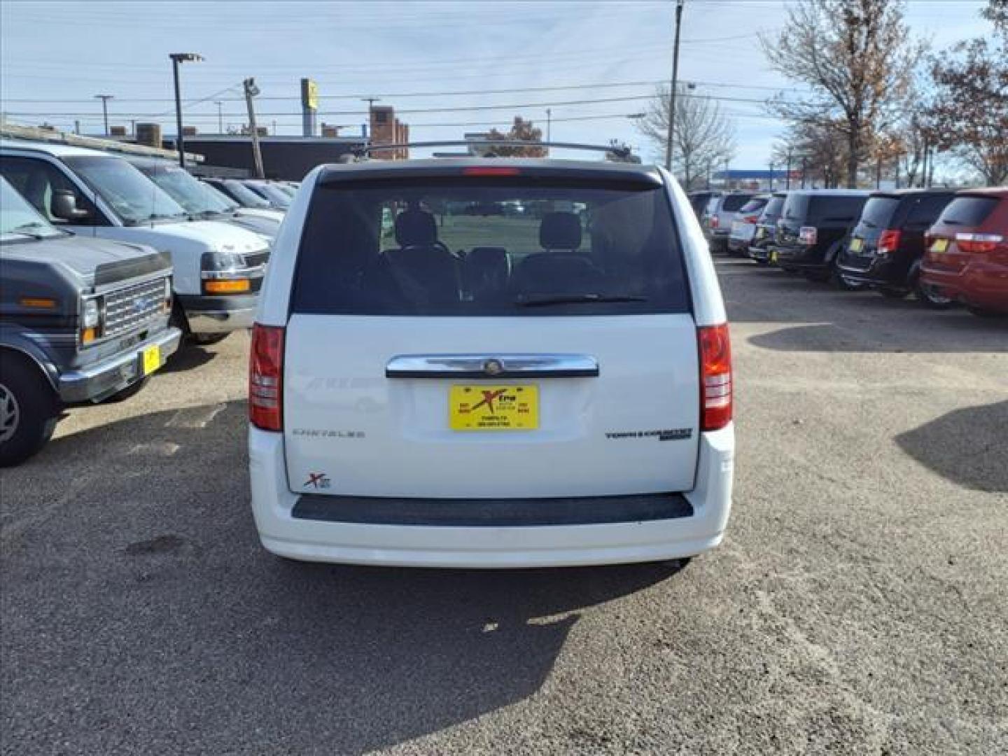 2010 Stone White Clear Coat Pw1 Chrysler Town and Country Touring (2A4RR5D1XAR) with an 3.8L 3.8L V6 197hp 230ft. lbs. Sequential Multiport Fuel Injection engine, 6-Speed Shiftable Automatic transmission, located at 1401 N. Hobart, Pampa, TX, 79065, (806) 665-9872, 35.549953, -100.975098 - Photo#3