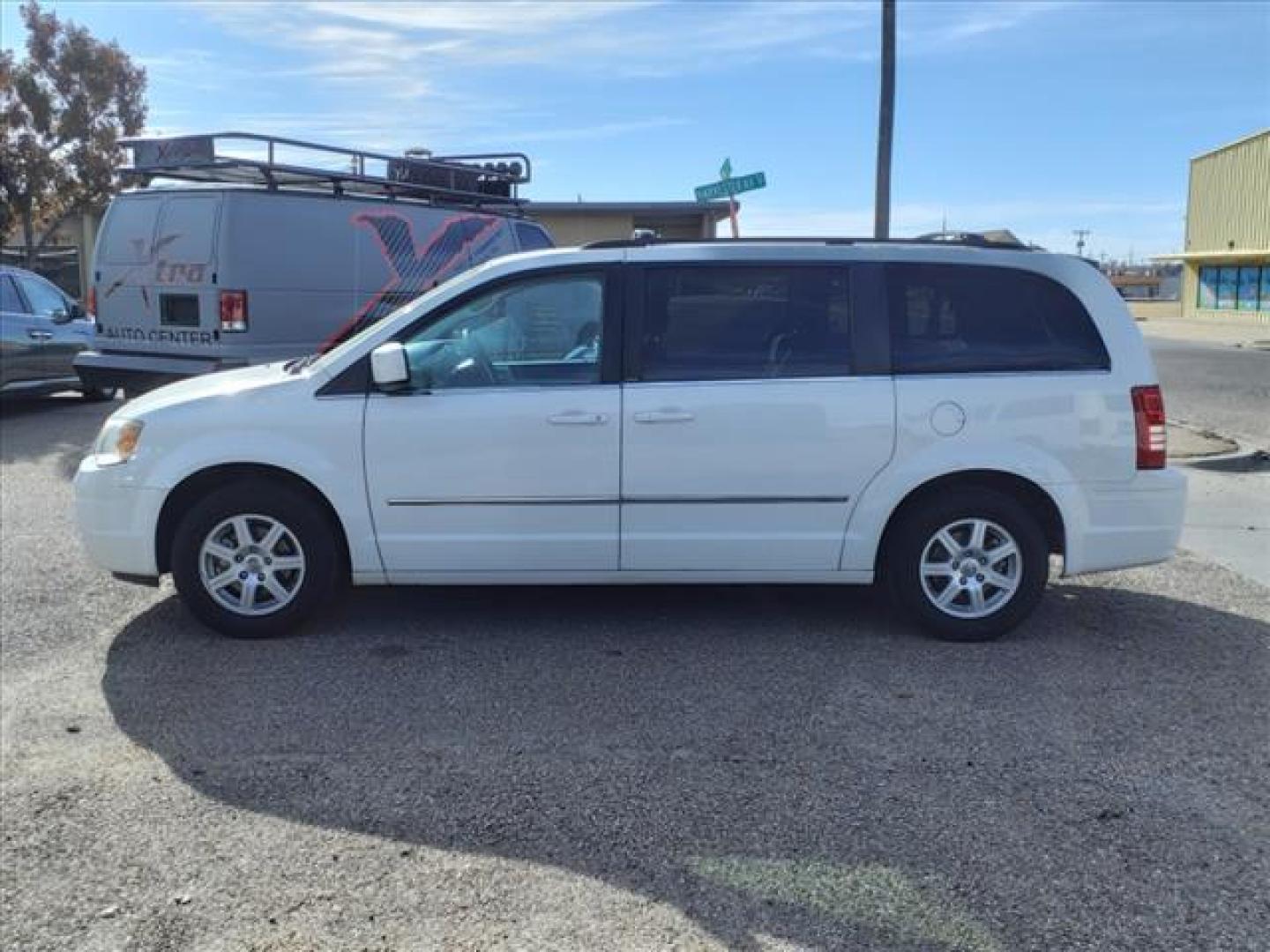 2010 Stone White Clear Coat Pw1 Chrysler Town and Country Touring (2A4RR5D1XAR) with an 3.8L 3.8L V6 197hp 230ft. lbs. Sequential Multiport Fuel Injection engine, 6-Speed Shiftable Automatic transmission, located at 1401 N. Hobart, Pampa, TX, 79065, (806) 665-9872, 35.549953, -100.975098 - Photo#4