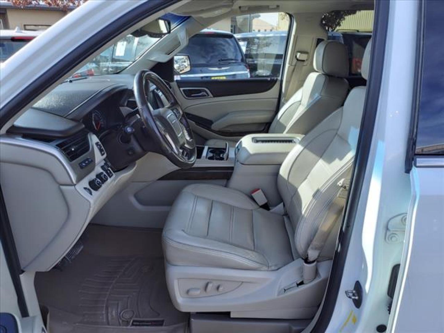 2018 Summit White Gaz GMC Yukon XL Denali (1GKS2HKJ3JR) with an 6.2L EcoTec3 6.2L V8 420hp 460ft. lbs. Direct Injection engine, 10-Speed Shiftable Automatic transmission, located at 1401 N. Hobart, Pampa, TX, 79065, (806) 665-9872, 35.549953, -100.975098 - Photo#12