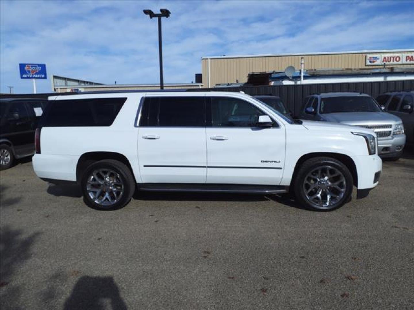 2018 Summit White Gaz GMC Yukon XL Denali (1GKS2HKJ3JR) with an 6.2L EcoTec3 6.2L V8 420hp 460ft. lbs. Direct Injection engine, 10-Speed Shiftable Automatic transmission, located at 1401 N. Hobart, Pampa, TX, 79065, (806) 665-9872, 35.549953, -100.975098 - Photo#2