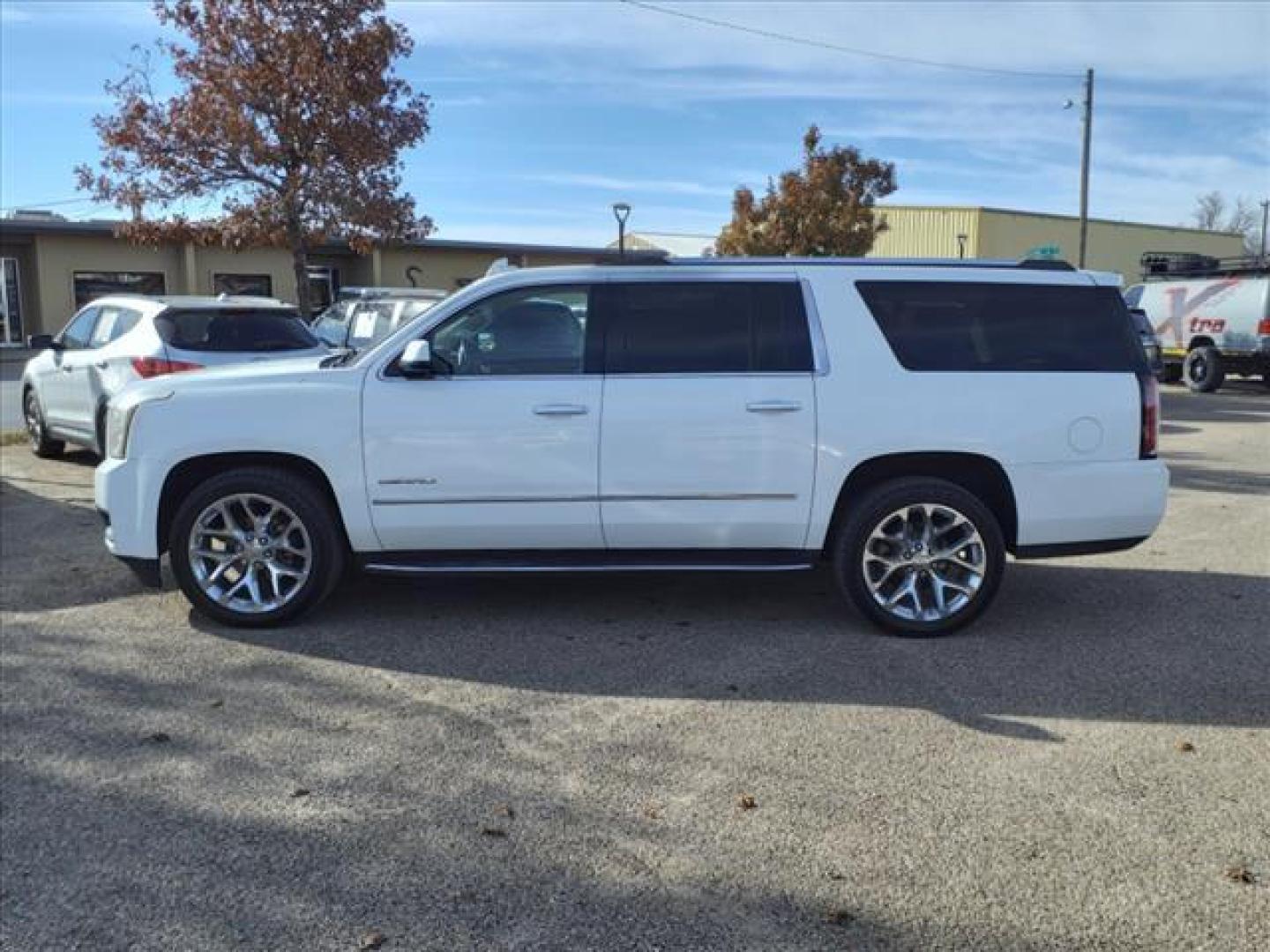 2018 Summit White Gaz GMC Yukon XL Denali (1GKS2HKJ3JR) with an 6.2L EcoTec3 6.2L V8 420hp 460ft. lbs. Direct Injection engine, 10-Speed Shiftable Automatic transmission, located at 1401 N. Hobart, Pampa, TX, 79065, (806) 665-9872, 35.549953, -100.975098 - Photo#4