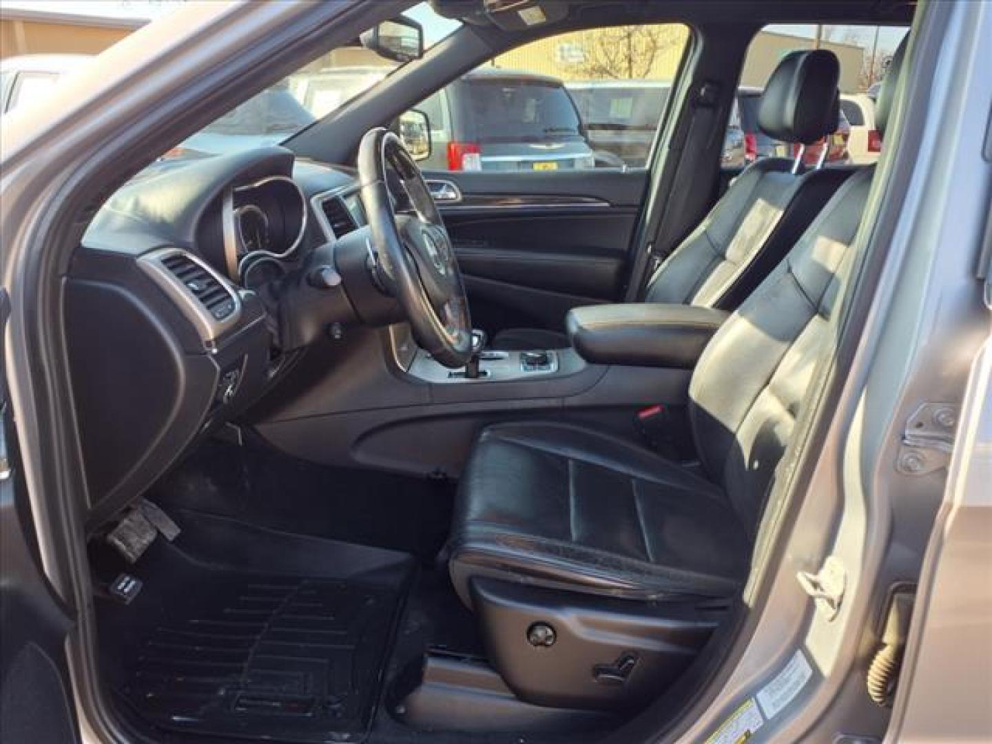 2014 Billet Silver Metallic Clear Coat Psc Jeep Grand Cherokee Overland (1C4RJFCT2EC) with an 5.7L HEMI 5.7L V8 360hp 390ft. lbs. Sequential Multiport Fuel Injection engine, 8-Speed Shiftable Automatic transmission, located at 1401 N. Hobart, Pampa, TX, 79065, (806) 665-9872, 35.549953, -100.975098 - Photo#12