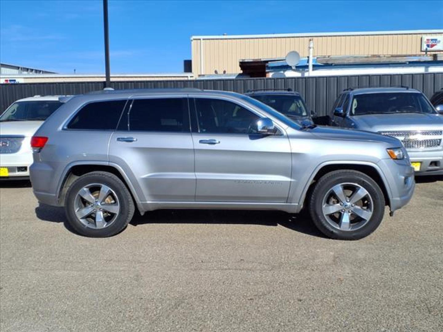 2014 Billet Silver Metallic Clear Coat Psc Jeep Grand Cherokee Overland (1C4RJFCT2EC) with an 5.7L HEMI 5.7L V8 360hp 390ft. lbs. Sequential Multiport Fuel Injection engine, 8-Speed Shiftable Automatic transmission, located at 1401 N. Hobart, Pampa, TX, 79065, (806) 665-9872, 35.549953, -100.975098 - Photo#2