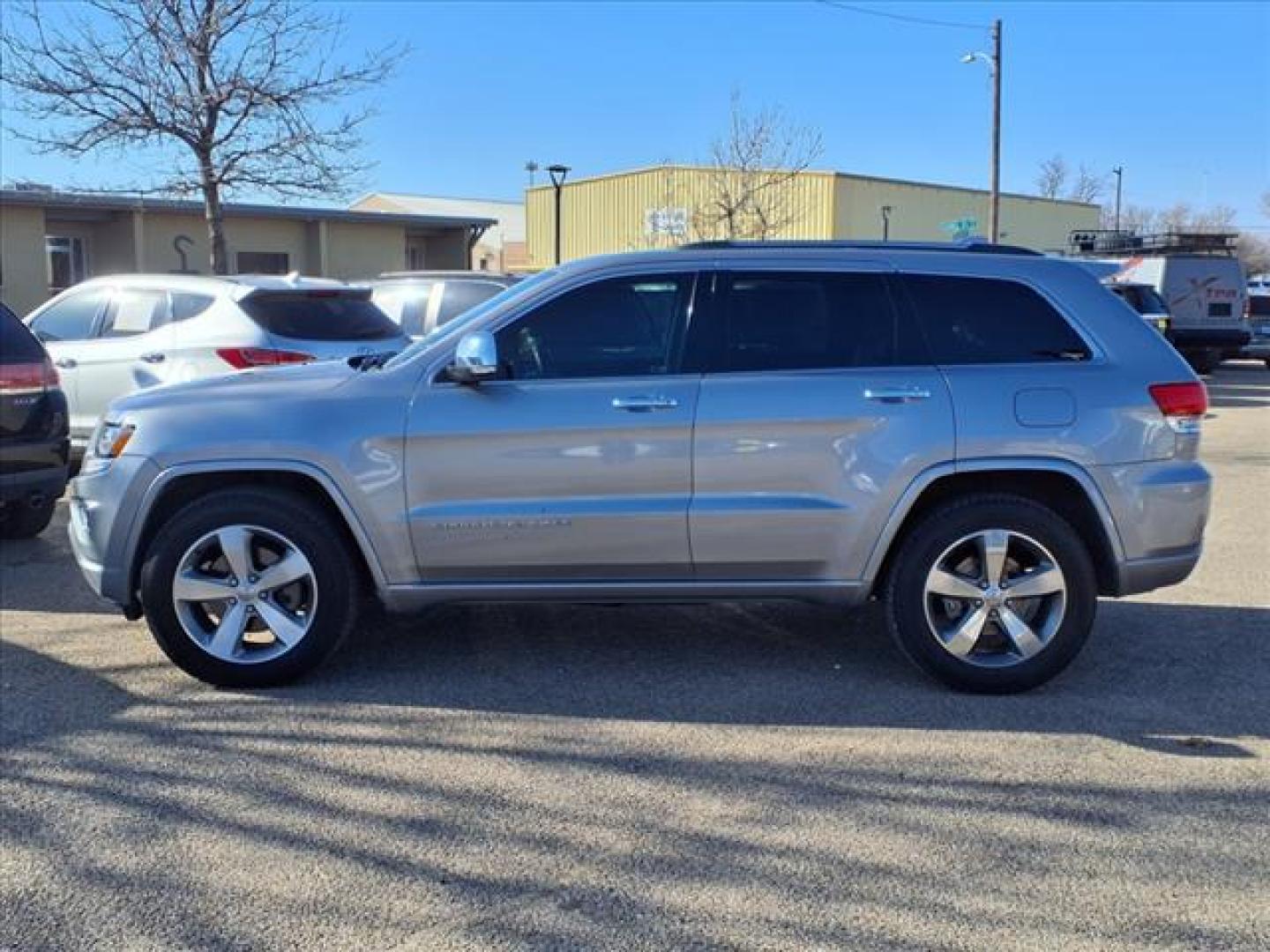 2014 Billet Silver Metallic Clear Coat Psc Jeep Grand Cherokee Overland (1C4RJFCT2EC) with an 5.7L HEMI 5.7L V8 360hp 390ft. lbs. Sequential Multiport Fuel Injection engine, 8-Speed Shiftable Automatic transmission, located at 1401 N. Hobart, Pampa, TX, 79065, (806) 665-9872, 35.549953, -100.975098 - Photo#4