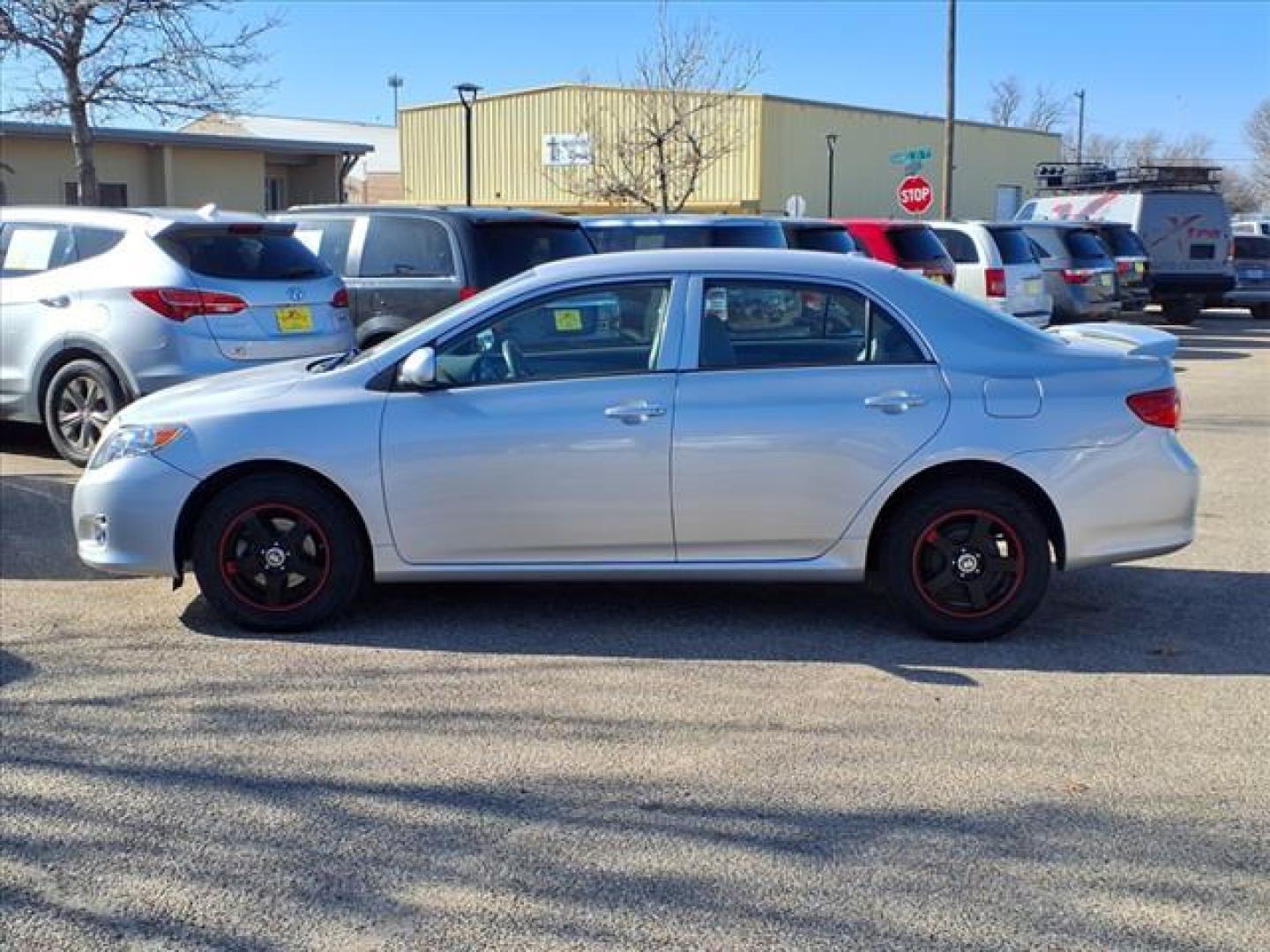 2010 Classic Silver Metallic 1f7 Toyota Corolla LE (2T1BU4EE7AC) with an 1.8L 1.8L I4 132hp 128ft. lbs. Sequential Multiport Fuel Injection engine, 4-Speed Automatic transmission, located at 1401 N. Hobart, Pampa, TX, 79065, (806) 665-9872, 35.549953, -100.975098 - Photo#4