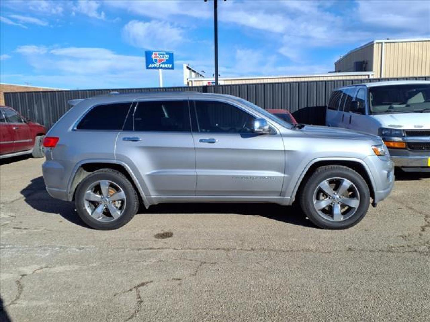 2014 Billet Silver Metallic Clear Coat Psc Jeep Grand Cherokee Overland (1C4RJFCT2EC) with an 5.7L HEMI 5.7L V8 360hp 390ft. lbs. Sequential Multiport Fuel Injection engine, 8-Speed Shiftable Automatic transmission, located at 1401 N. Hobart, Pampa, TX, 79065, (806) 665-9872, 35.549953, -100.975098 - Photo#2