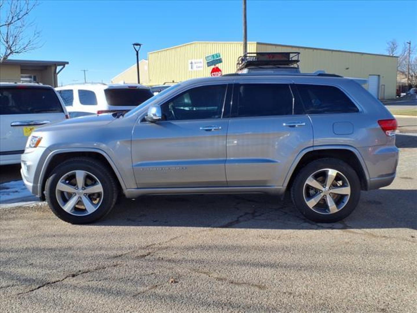 2014 Billet Silver Metallic Clear Coat Psc Jeep Grand Cherokee Overland (1C4RJFCT2EC) with an 5.7L HEMI 5.7L V8 360hp 390ft. lbs. Sequential Multiport Fuel Injection engine, 8-Speed Shiftable Automatic transmission, located at 1401 N. Hobart, Pampa, TX, 79065, (806) 665-9872, 35.549953, -100.975098 - Photo#4