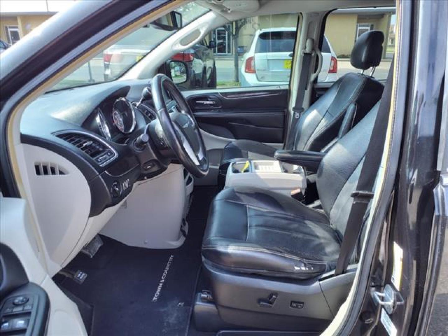 2014 Brilliant Black Crystal Pearl Coat Chrysler Town and Country Touring-L (2C4RC1CG3ER) with an Pentastar 3.6L Flex Fuel V6 283hp 260ft. lbs. Fuel Injected engine, 6-Speed Shiftable Automatic transmission, located at 1401 N. Hobart, Pampa, TX, 79065, (806) 665-9872, 35.549953, -100.975098 - Photo#10