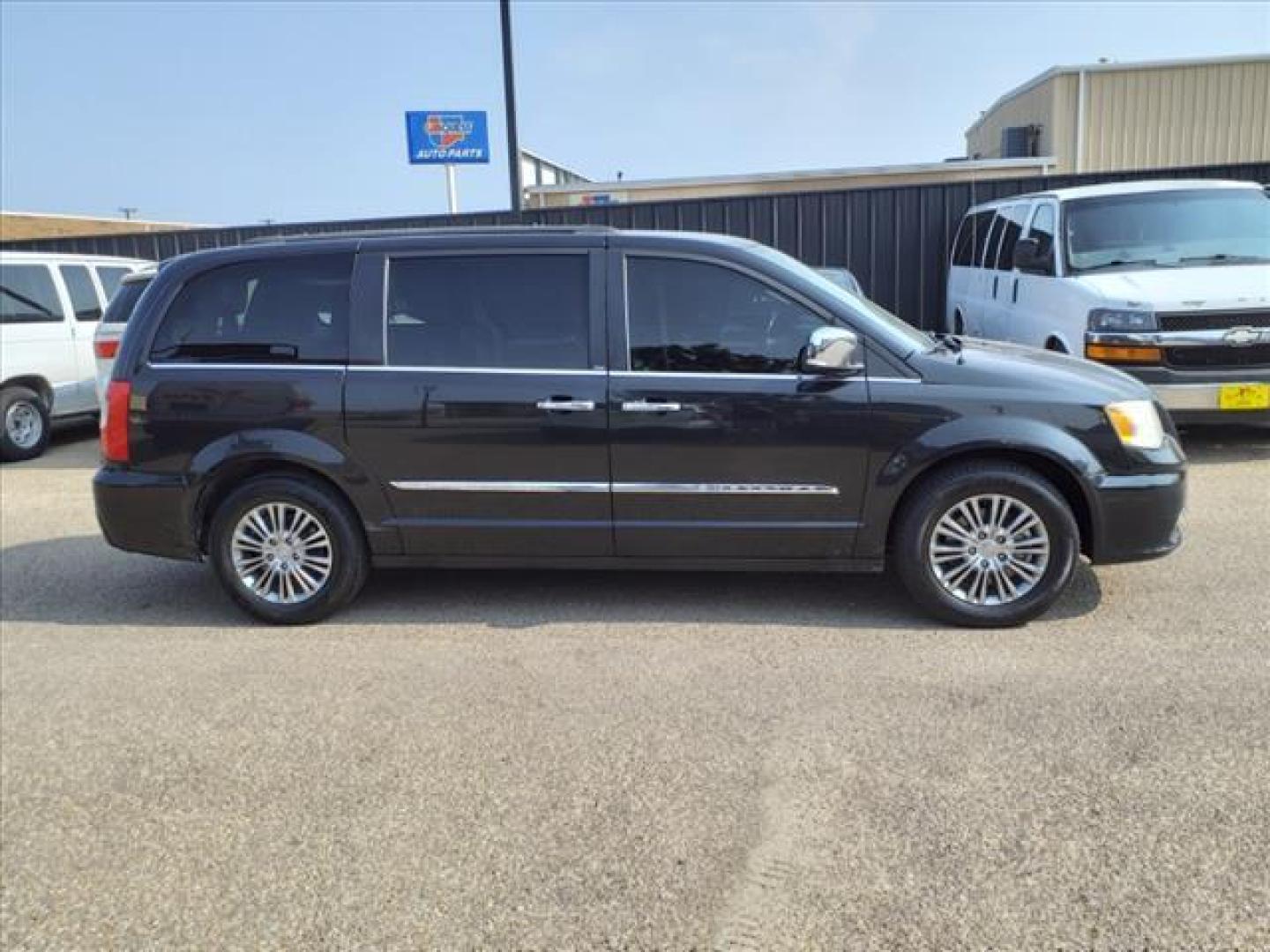 2014 Brilliant Black Crystal Pearl Coat Chrysler Town and Country Touring-L (2C4RC1CG3ER) with an Pentastar 3.6L Flex Fuel V6 283hp 260ft. lbs. Fuel Injected engine, 6-Speed Shiftable Automatic transmission, located at 1401 N. Hobart, Pampa, TX, 79065, (806) 665-9872, 35.549953, -100.975098 - Photo#2