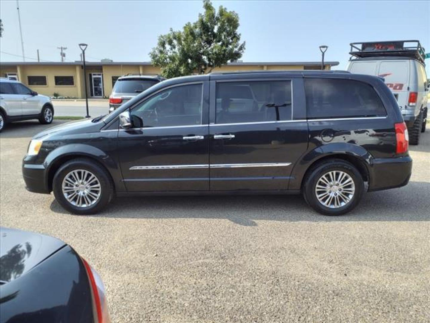 2014 Brilliant Black Crystal Pearl Coat Chrysler Town and Country Touring-L (2C4RC1CG3ER) with an Pentastar 3.6L Flex Fuel V6 283hp 260ft. lbs. Fuel Injected engine, 6-Speed Shiftable Automatic transmission, located at 1401 N. Hobart, Pampa, TX, 79065, (806) 665-9872, 35.549953, -100.975098 - Photo#4