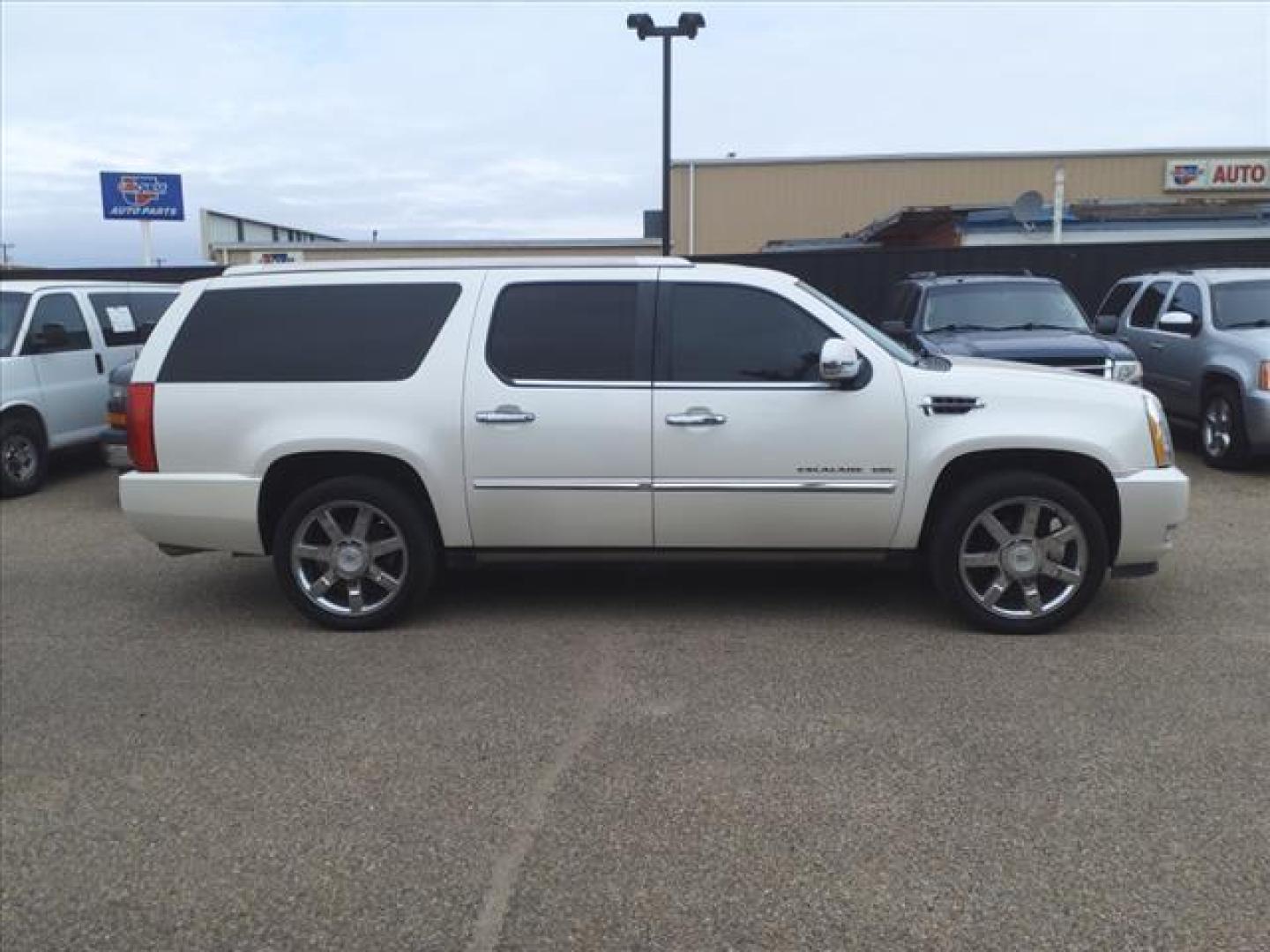 2011 White Diamond Tricoat Cadillac Escalade ESV Premium (1GYS4JEF1BR) with an 6.2L 6.2L Flex Fuel V8 403hp 417ft. lbs. Sequential-Port F.I. engine, 6-Speed Shiftable Automatic transmission, located at 1401 N. Hobart, Pampa, TX, 79065, (806) 665-9872, 35.549953, -100.975098 - Photo#2