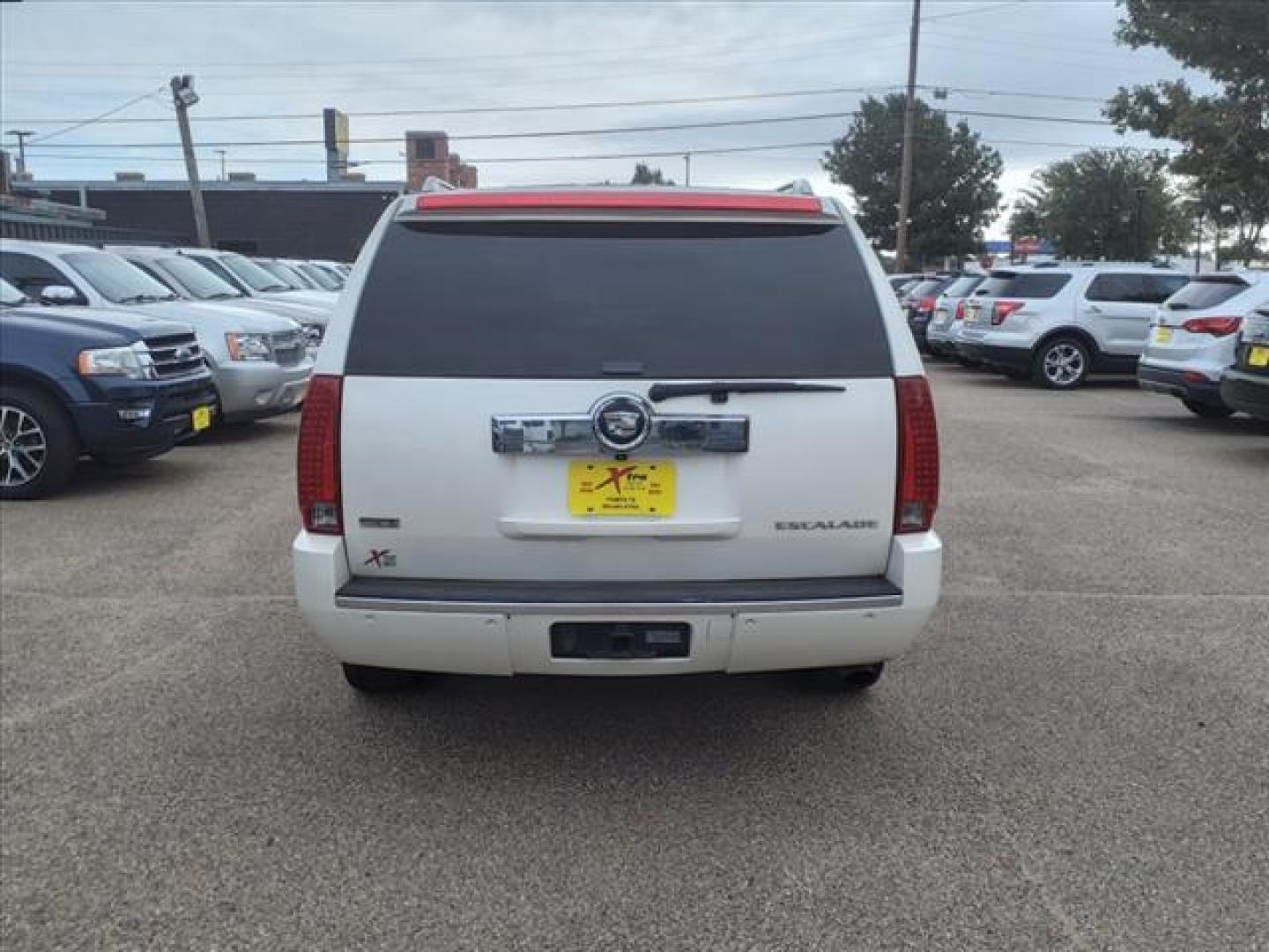 2011 White Diamond Tricoat Cadillac Escalade ESV Premium (1GYS4JEF1BR) with an 6.2L 6.2L Flex Fuel V8 403hp 417ft. lbs. Sequential-Port F.I. engine, 6-Speed Shiftable Automatic transmission, located at 1401 N. Hobart, Pampa, TX, 79065, (806) 665-9872, 35.549953, -100.975098 - Photo#3