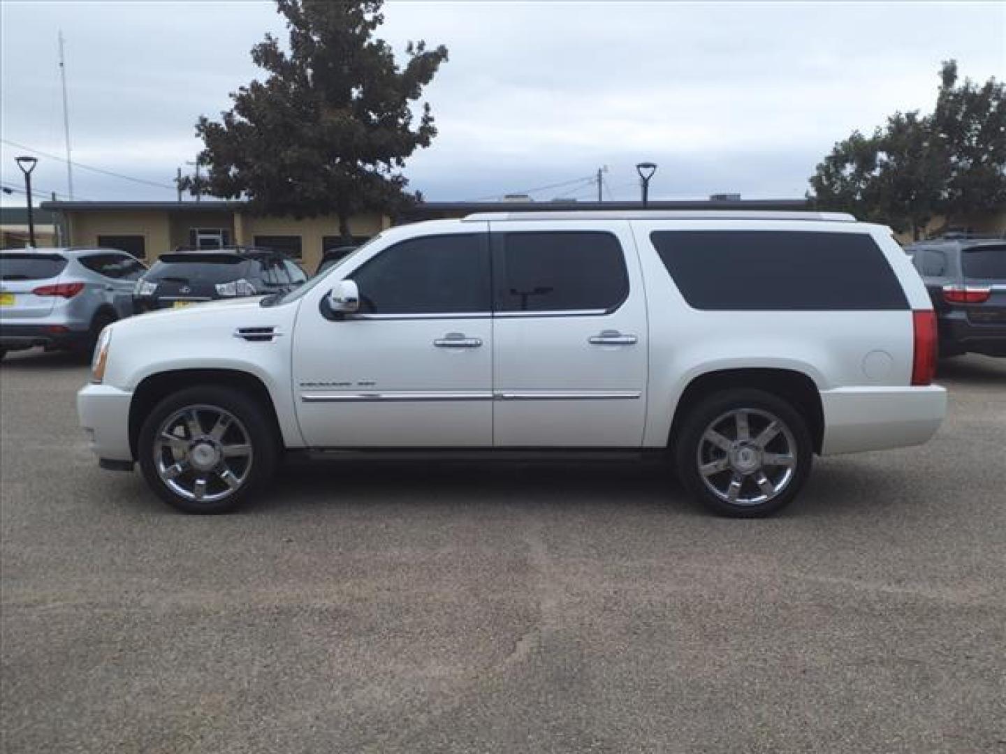 2011 White Diamond Tricoat Cadillac Escalade ESV Premium (1GYS4JEF1BR) with an 6.2L 6.2L Flex Fuel V8 403hp 417ft. lbs. Sequential-Port F.I. engine, 6-Speed Shiftable Automatic transmission, located at 1401 N. Hobart, Pampa, TX, 79065, (806) 665-9872, 35.549953, -100.975098 - Photo#4