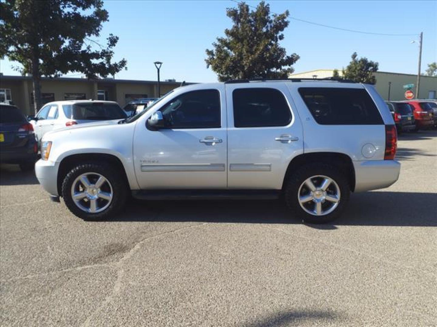 2011 Sheer Silver Metallic Chevrolet Tahoe LT (1GNSCBE02BR) with an 5.3L Vortec Iron Block 5.3L Flex Fuel V8 320hp 335ft. lbs. Sequential-Port F.I. engine, 6-Speed Shiftable Automatic transmission, located at 1401 N. Hobart, Pampa, TX, 79065, (806) 665-9872, 35.549953, -100.975098 - Photo#4