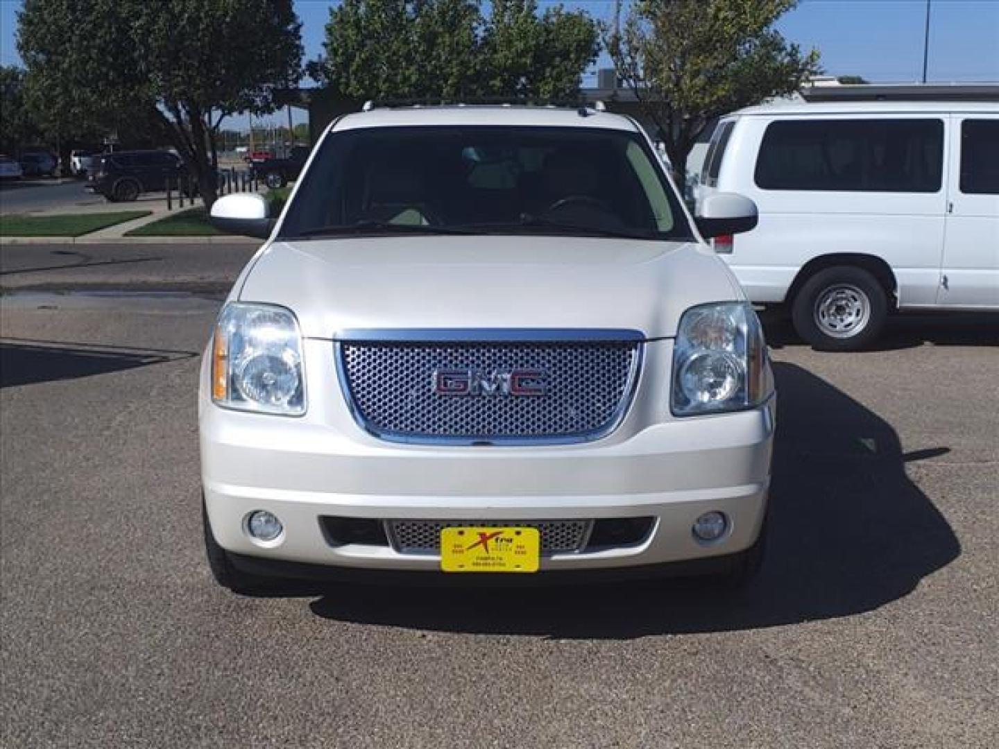 2013 White Diamond Tricoat GMC Yukon Denali (1GKS2EEFXDR) with an 6.2L Vortec 6.2L Flex Fuel V8 403hp 417ft. lbs. Sequential-Port F.I. engine, 6-Speed Shiftable Automatic transmission, located at 1401 N. Hobart, Pampa, TX, 79065, (806) 665-9872, 35.549953, -100.975098 - Photo#1