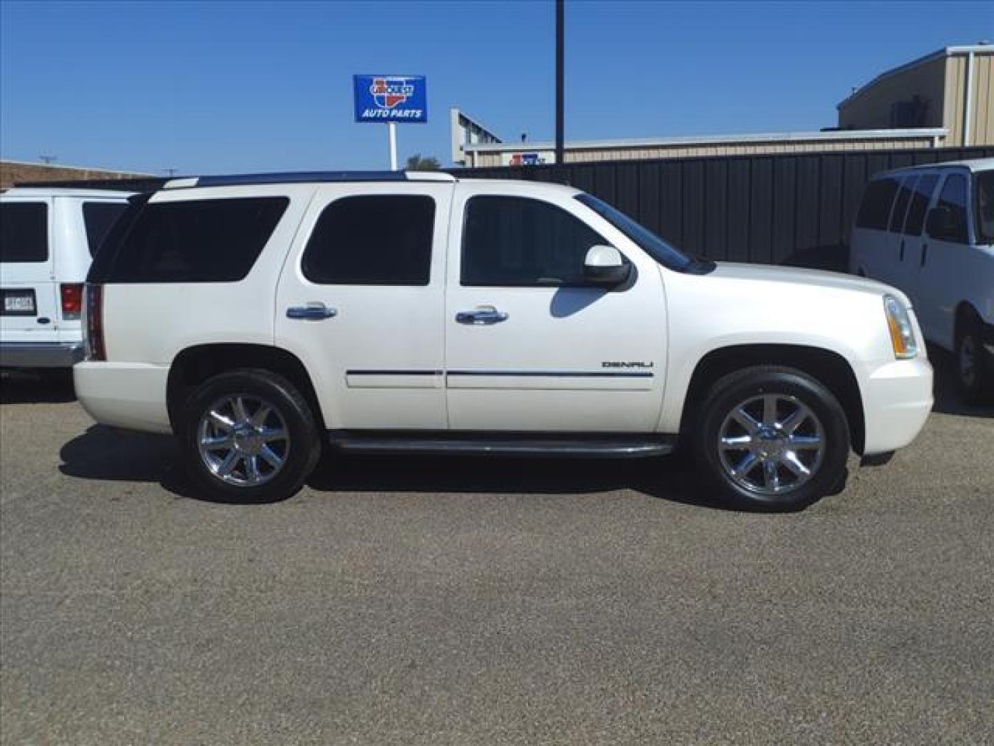 2013 White Diamond Tricoat GMC Yukon Denali (1GKS2EEFXDR) with an 6.2L Vortec 6.2L Flex Fuel V8 403hp 417ft. lbs. Sequential-Port F.I. engine, 6-Speed Shiftable Automatic transmission, located at 1401 N. Hobart, Pampa, TX, 79065, (806) 665-9872, 35.549953, -100.975098 - Photo#2