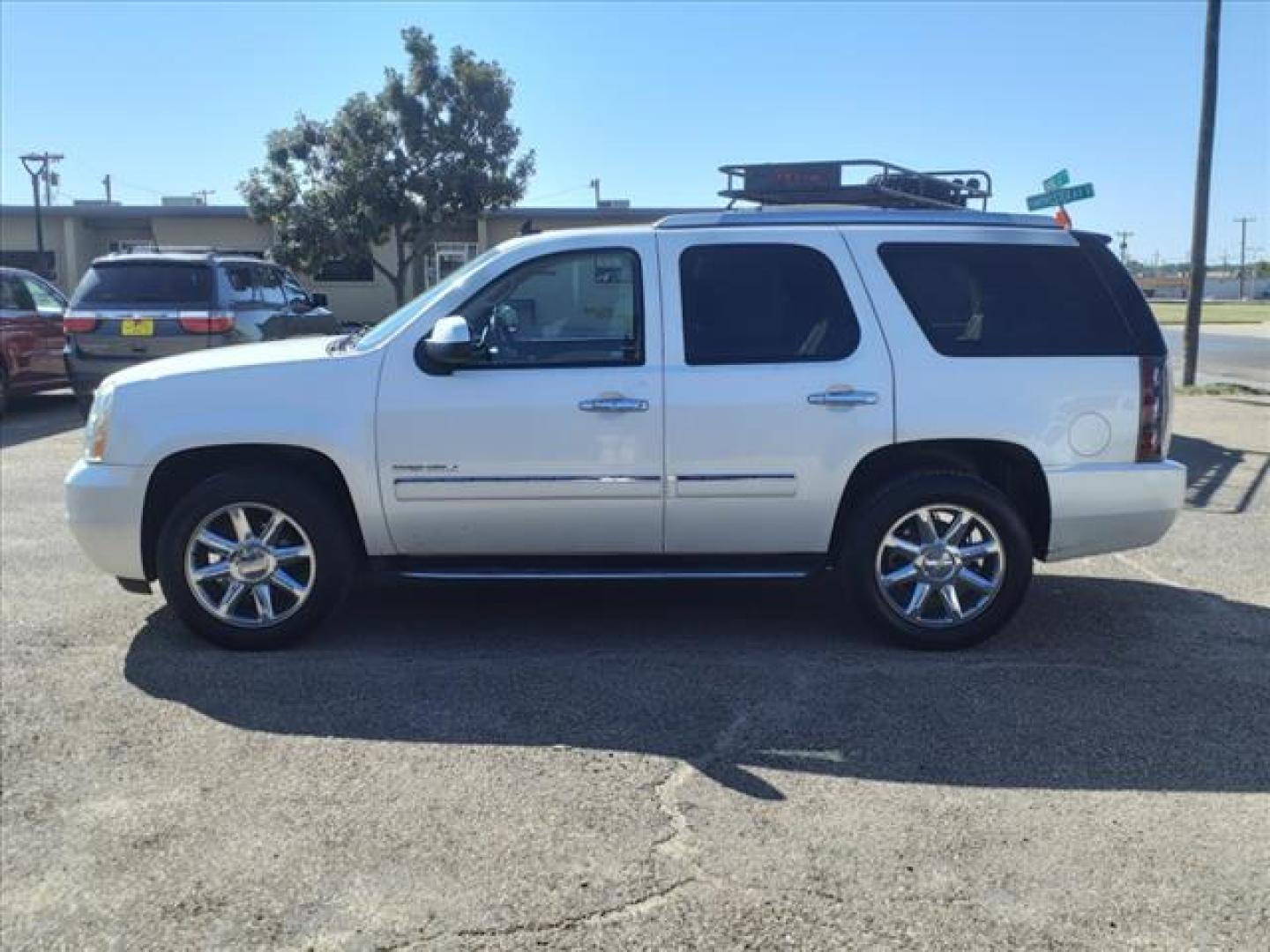 2013 White Diamond Tricoat GMC Yukon Denali (1GKS2EEFXDR) with an 6.2L Vortec 6.2L Flex Fuel V8 403hp 417ft. lbs. Sequential-Port F.I. engine, 6-Speed Shiftable Automatic transmission, located at 1401 N. Hobart, Pampa, TX, 79065, (806) 665-9872, 35.549953, -100.975098 - Photo#4