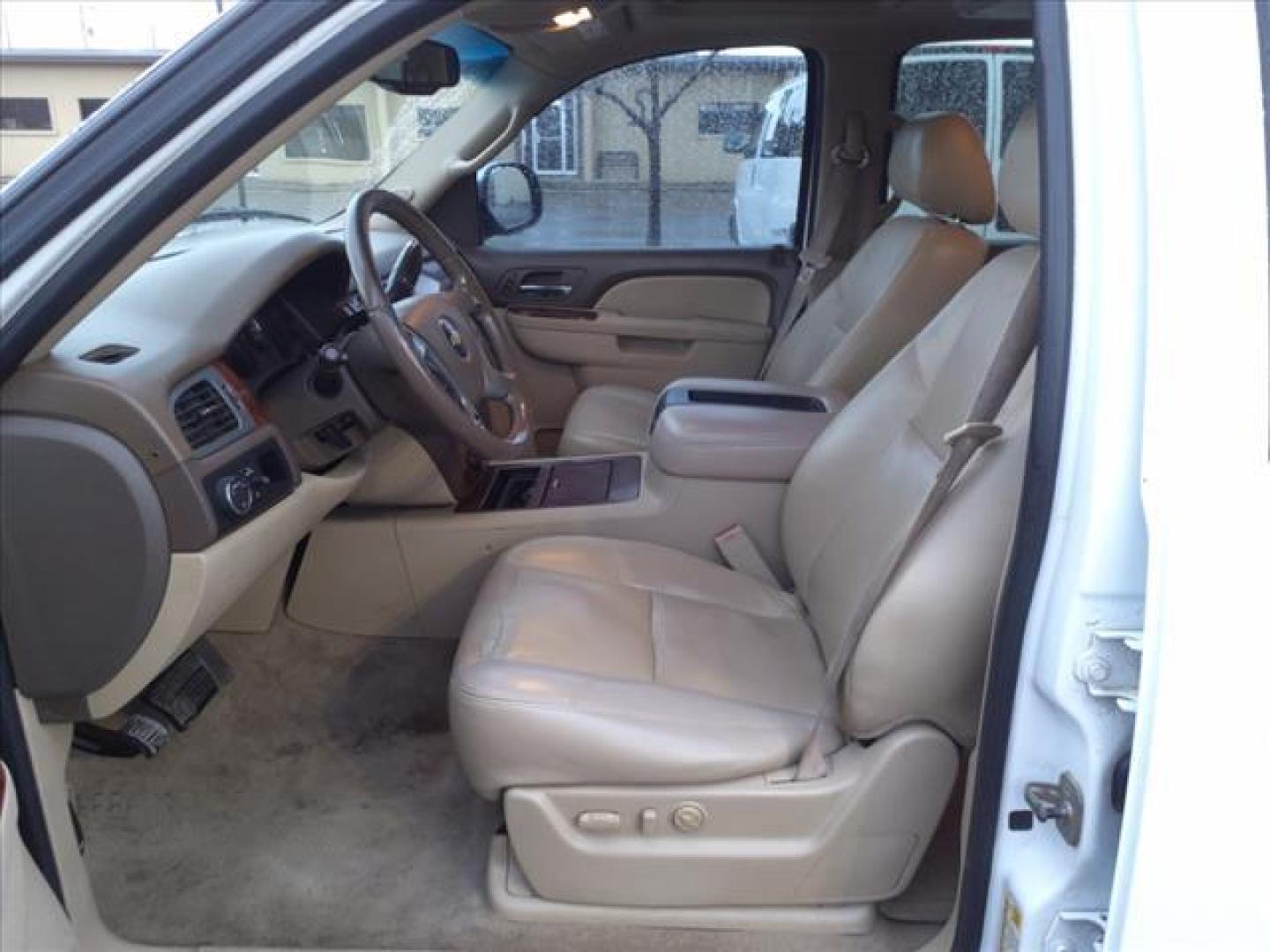 2011 Summit White Chevrolet Suburban LTZ (1GNSCKE0XBR) with an 5.3L Vortec Iron Block 5.3L Flex Fuel V8 320hp 335ft. lbs. Sequential-Port F.I. engine, 6-Speed Shiftable Automatic transmission, located at 1401 N. Hobart, Pampa, TX, 79065, (806) 665-9872, 35.549953, -100.975098 - Photo#9