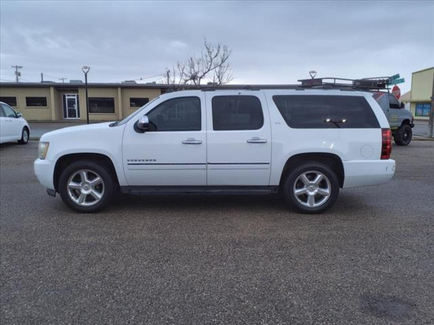 2011 Summit White Chevrolet Suburban LTZ (1GNSCKE0XBR) with an 5.3L Vortec Iron Block 5.3L Flex Fuel V8 320hp 335ft. lbs. Sequential-Port F.I. engine, 6-Speed Shiftable Automatic transmission, located at 1401 N. Hobart, Pampa, TX, 79065, (806) 665-9872, 35.549953, -100.975098 - Photo#4