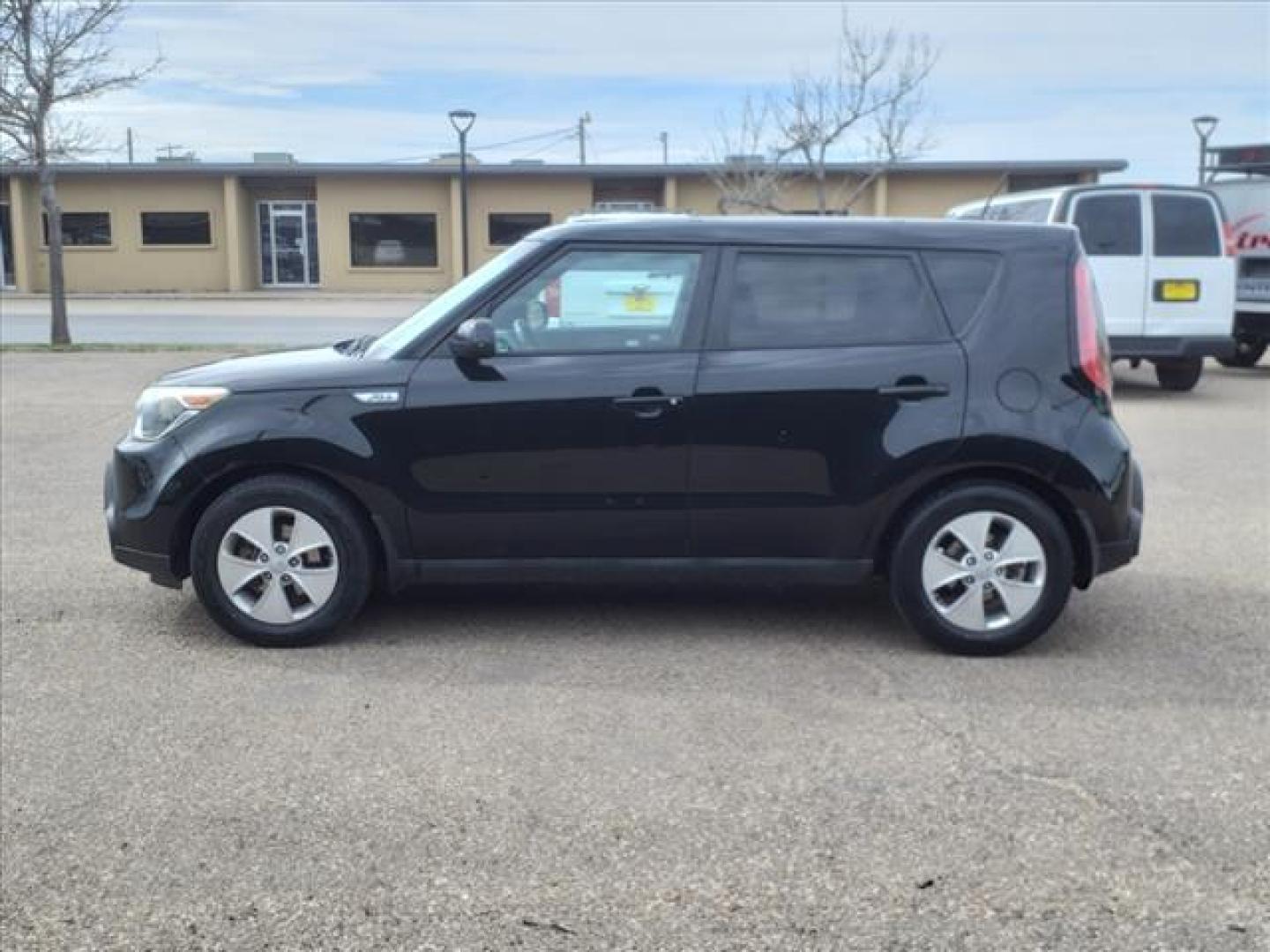 2015 Shadow Black Kia Soul Base (KNDJN2A24F7) with an 1.6L 1.6L I4 130hp 118ft. lbs. Direct Injection engine, 6-Speed Manual transmission, located at 1401 N. Hobart, Pampa, TX, 79065, (806) 665-9872, 35.549953, -100.975098 - Photo#4