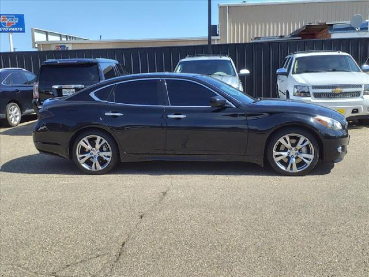 2011 Black Obsidian INFINITI M56 Base (JN1AY1AP4BM) with an 5.6L 5.6L V8 420hp 417ft. lbs. Direct Injection engine, 7-Speed Shiftable Automatic transmission, located at 1401 N. Hobart, Pampa, TX, 79065, (806) 665-9872, 35.549953, -100.975098 - Photo#2