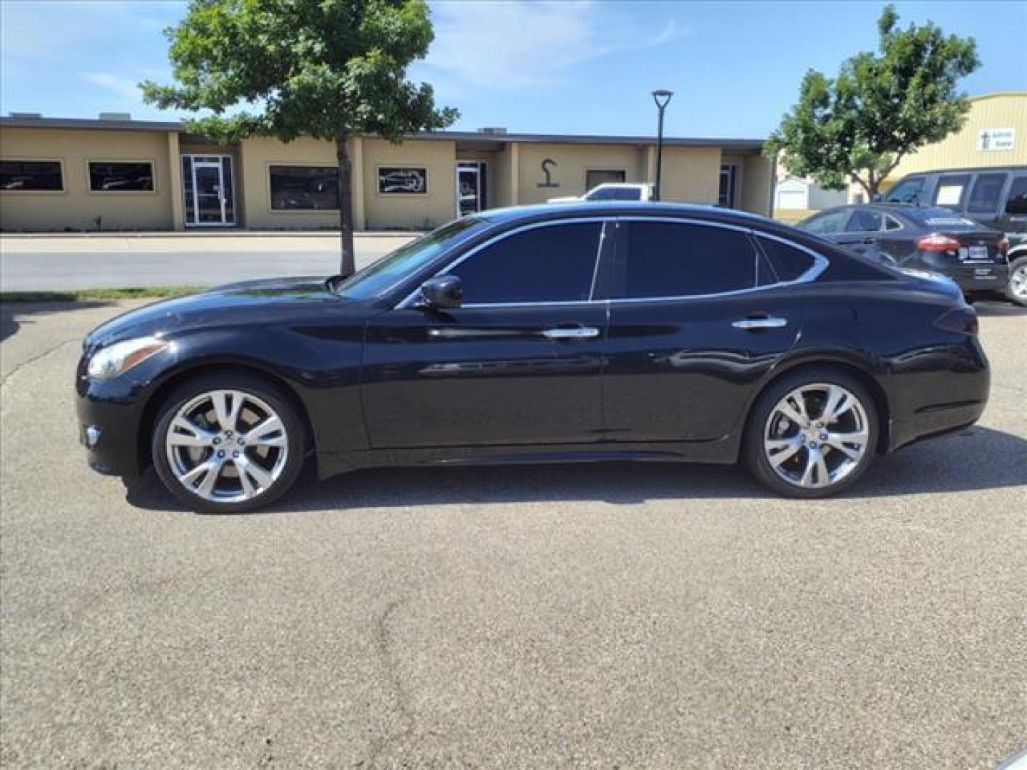 2011 Black Obsidian INFINITI M56 Base (JN1AY1AP4BM) with an 5.6L 5.6L V8 420hp 417ft. lbs. Direct Injection engine, 7-Speed Shiftable Automatic transmission, located at 1401 N. Hobart, Pampa, TX, 79065, (806) 665-9872, 35.549953, -100.975098 - Photo#4