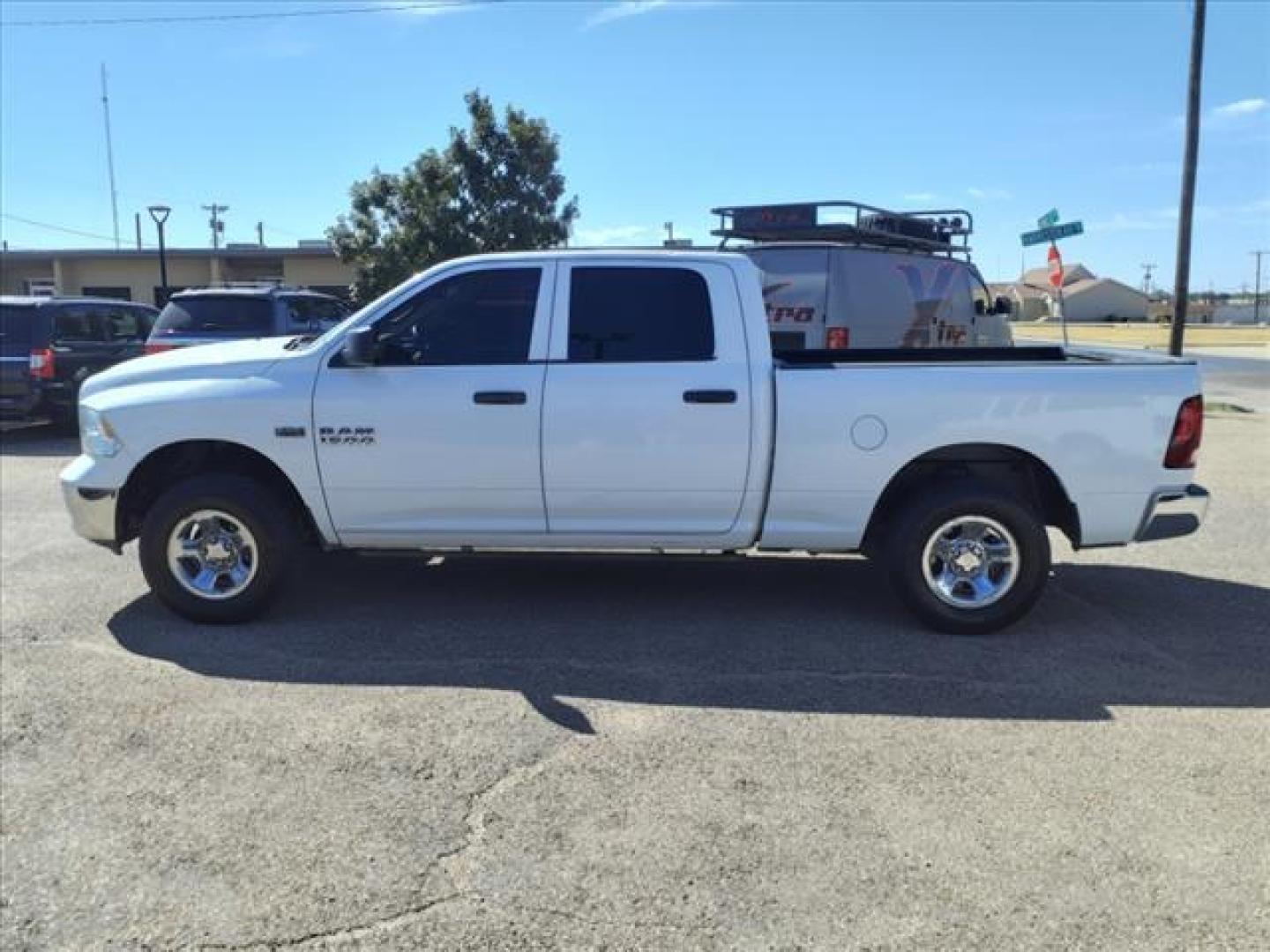 2013 Bright White Clear Coat RAM 1500 Tradesman (1C6RR7ST5DS) with an 5.7L HEMI 5.7L V8 395hp 407ft. lbs. Sequential Multiport Fuel Injection engine, 6-Speed Automatic transmission, located at 1401 N. Hobart, Pampa, TX, 79065, (806) 665-9872, 35.549953, -100.975098 - Photo#4