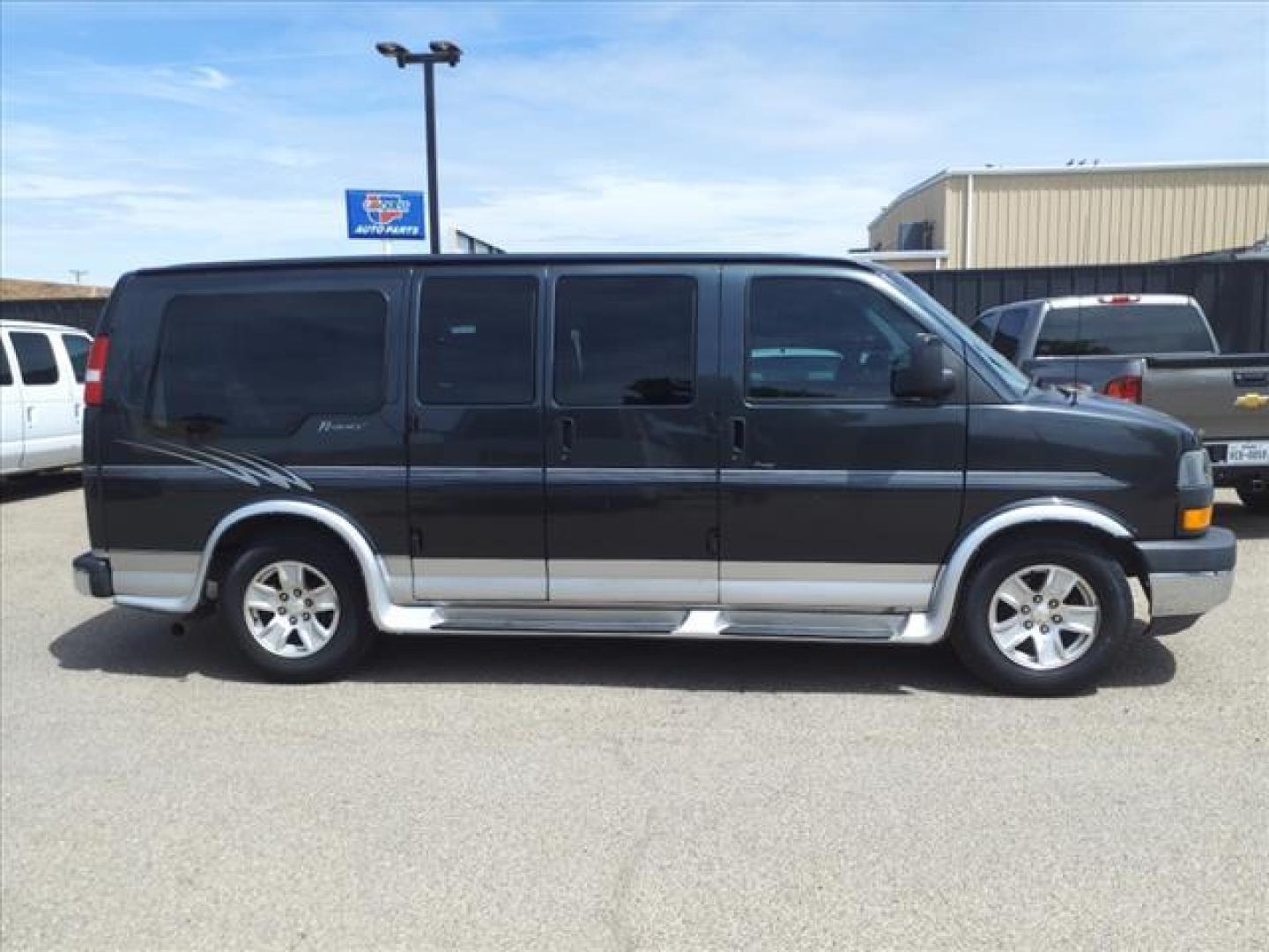 2003 Dk. Gray GMC Savana Passenger 1500 (1GDFG15T131) with an 5.3L 5.3L V8 OHV 16V FI Engine Fuel Injection engine, 4-Speed Automatic transmission, located at 1401 N. Hobart, Pampa, TX, 79065, (806) 665-9872, 35.549953, -100.975098 - Photo#2