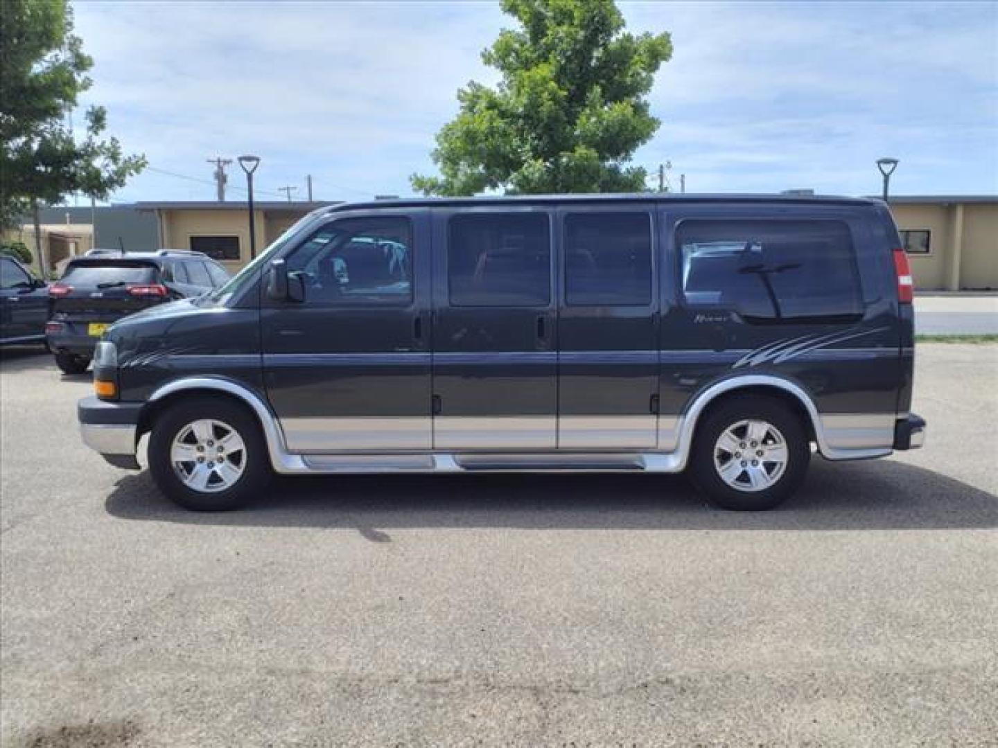 2003 Dk. Gray GMC Savana Passenger 1500 (1GDFG15T131) with an 5.3L 5.3L V8 OHV 16V FI Engine Fuel Injection engine, 4-Speed Automatic transmission, located at 1401 N. Hobart, Pampa, TX, 79065, (806) 665-9872, 35.549953, -100.975098 - Photo#4